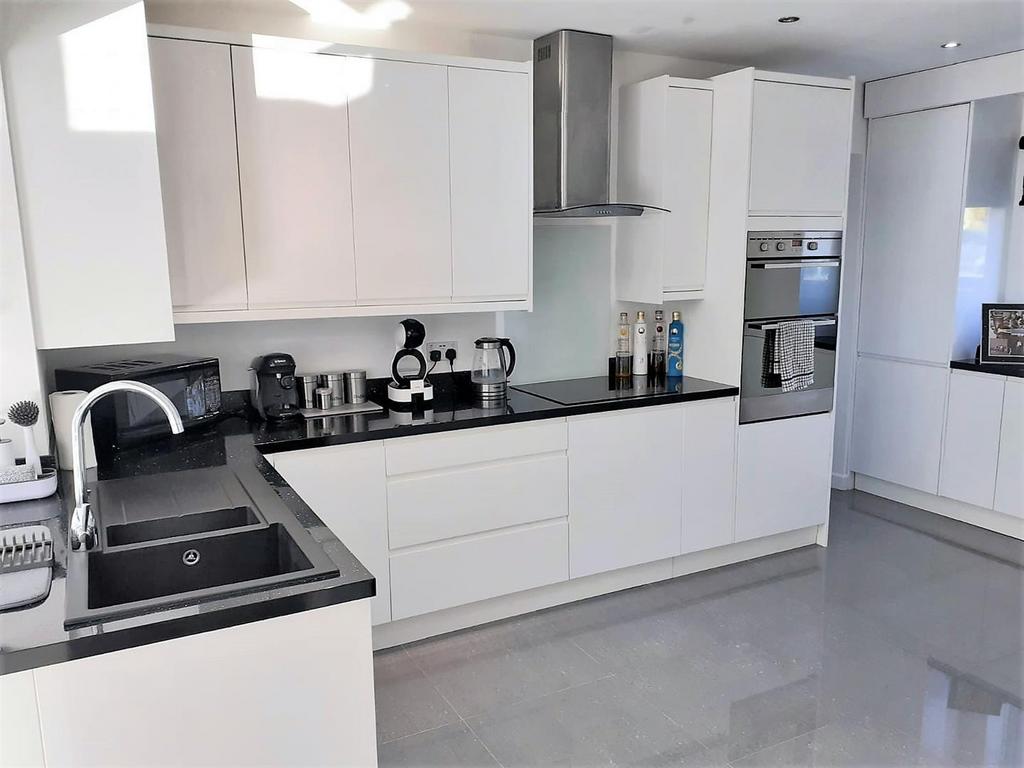 KITCHEN (2).jpg