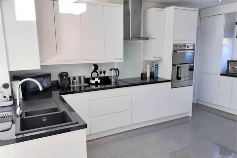 70 Parkfields, Roydon, Harlow, CM19 5JB