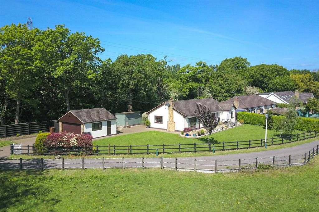 Rayleigh Road, Hutton, Brentwood 3 bed detached bungalow for sale £