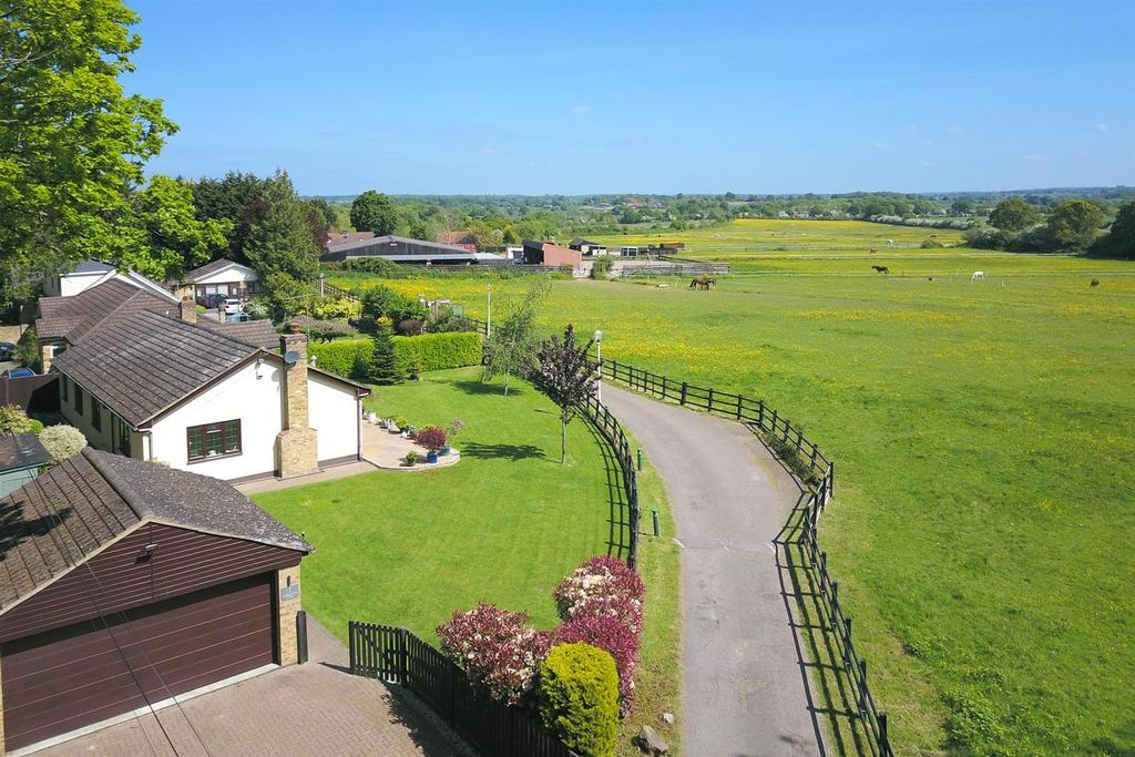 Rayleigh Road, Hutton, Brentwood 3 bed detached bungalow for sale £
