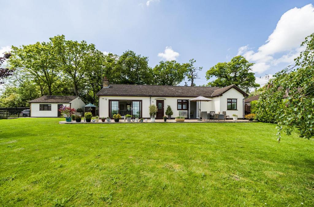 Rayleigh Road, Hutton, Brentwood 3 bed detached bungalow for sale £