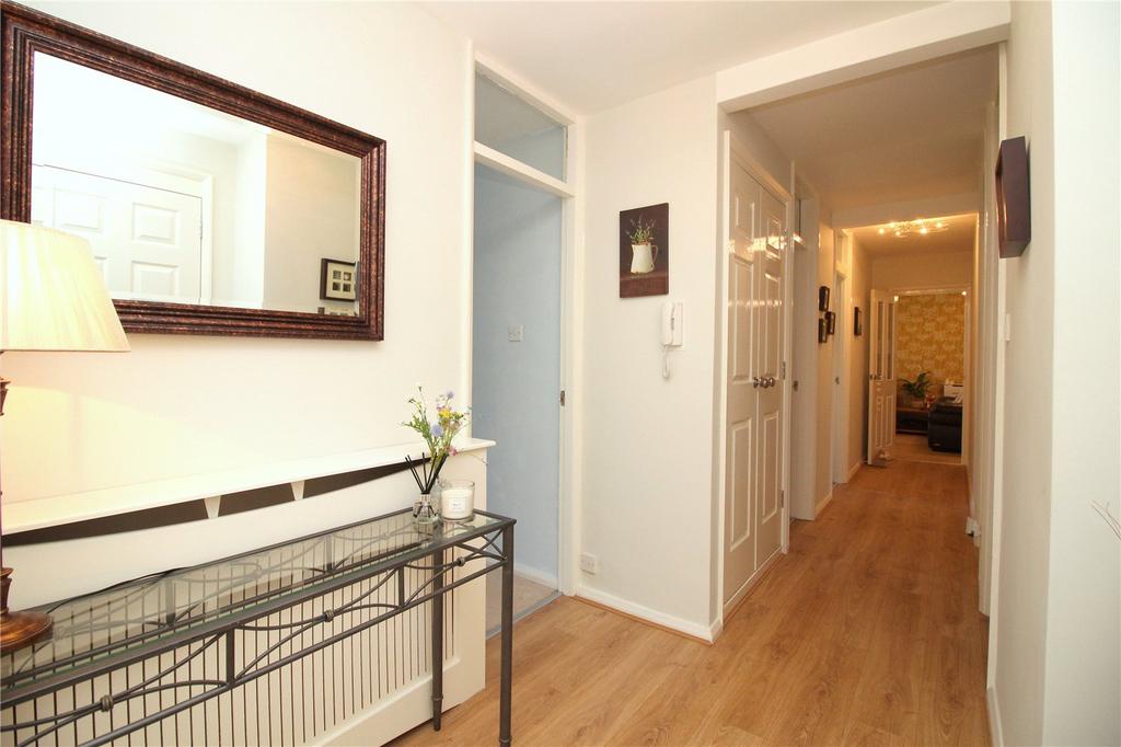 Rawlinson Court, Rawlinson Road... 2 bed apartment - £150,000