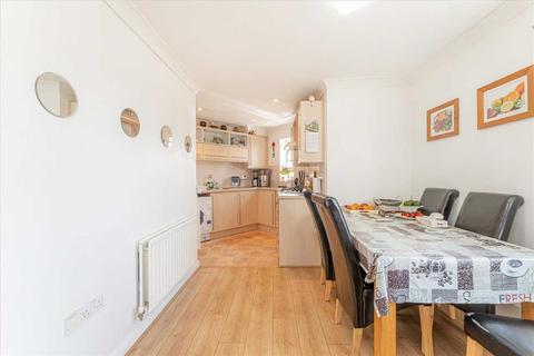 2 bedroom apartment for sale - Bickleigh Court, 30 Paignton Close, Romford