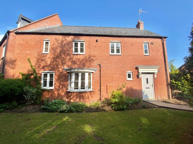 3 bed semi detached unfurnished house to let strat