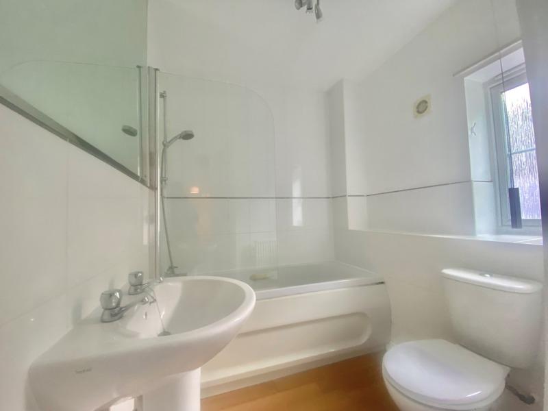 3 bed semi detached unfurnished house to let strat