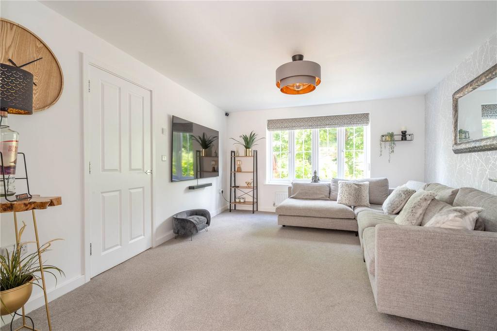 Chestnut Road, Hermitage Park, Allington, Kent, ME16 5 bed end of