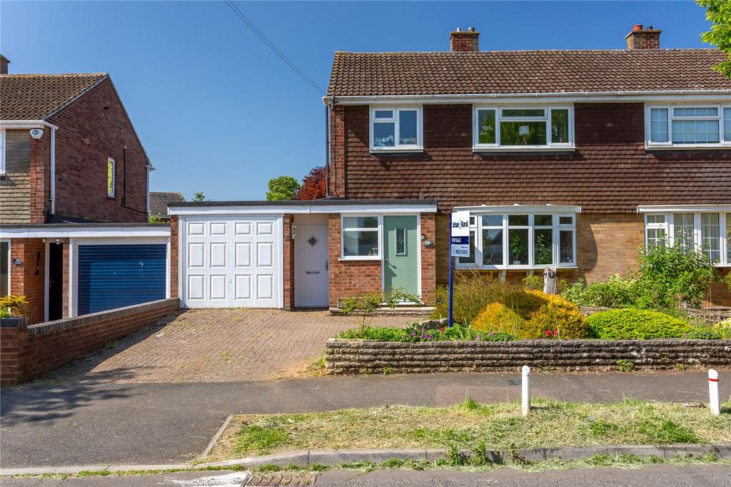 Manor Road, Toddington, Bedfordshire... 3 bed semidetached house £