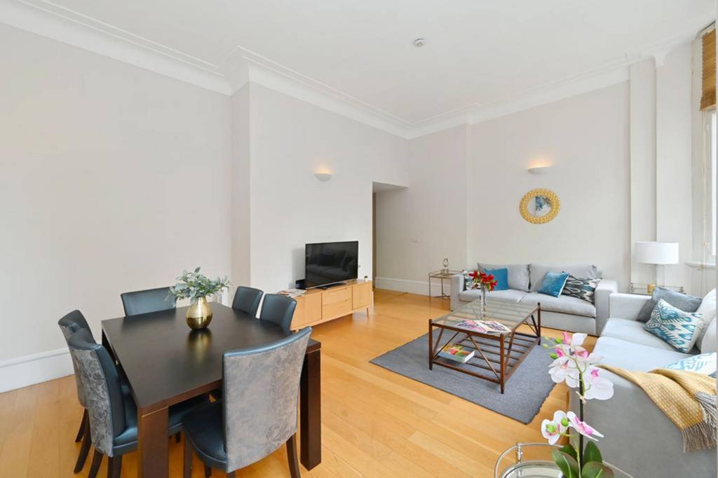 Cadogan Square, Chelsea, London, SW1X 3 bed flat to rent £10,833 pcm