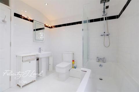 1 bedroom in a house share to rent, Portelet Road, E1