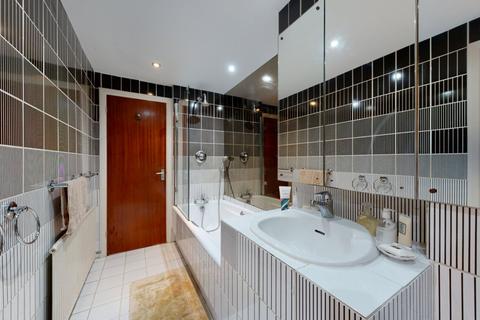 2 Oak Lodge Close, Stanmore, HA7 4QB