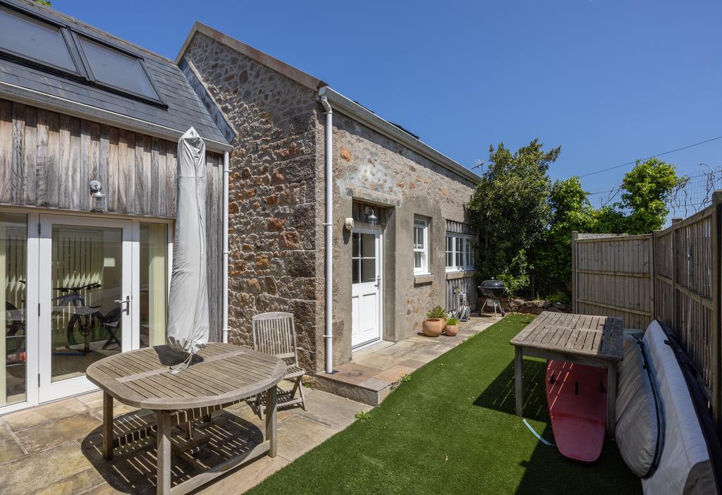La Rue De La Grande Vingtaine, St. Peter, Jersey 2 bed barn conversion