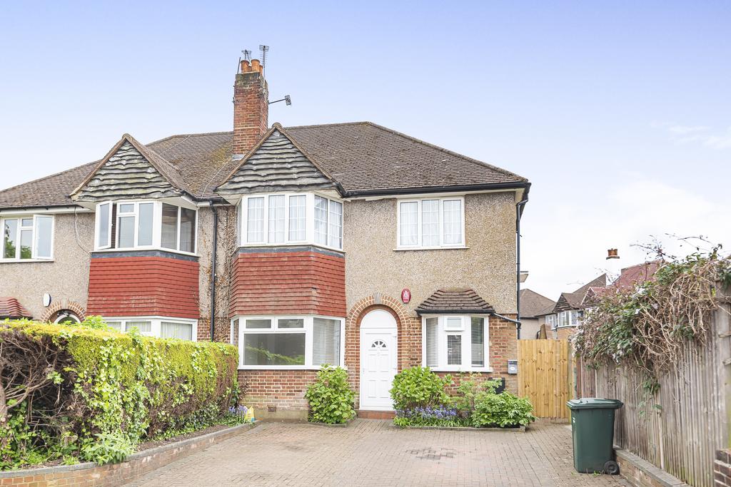 Torrington Park, London, N12 2 bed apartment £500,000