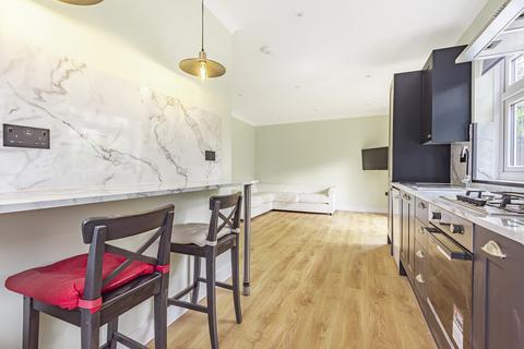 65 Torrington Park, London, N12 9PN