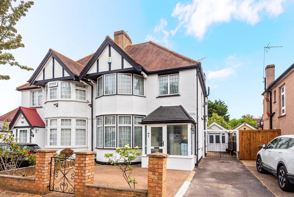 Kent Road, Winchmore Hill, London, N21 3 bed semidetached house for sale £785,000
