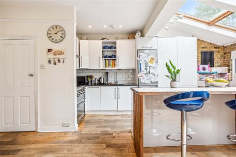 3 bedroom semi-detached house to rent, Albany Road