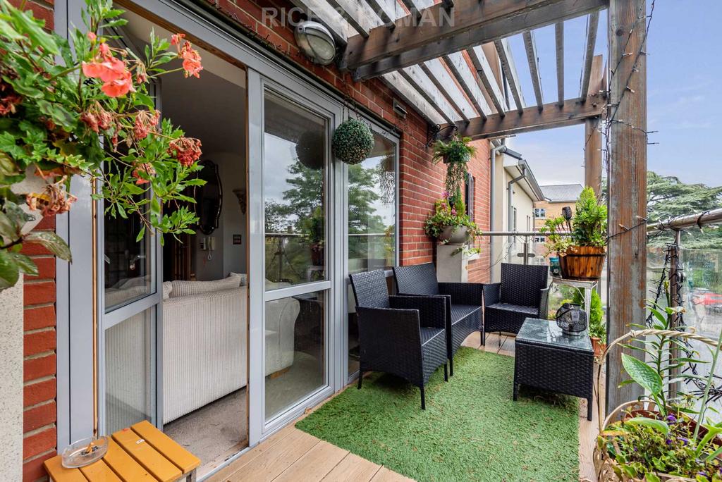 Oatlands Drive, Weybridge KT13 1 bed retirement property for sale £