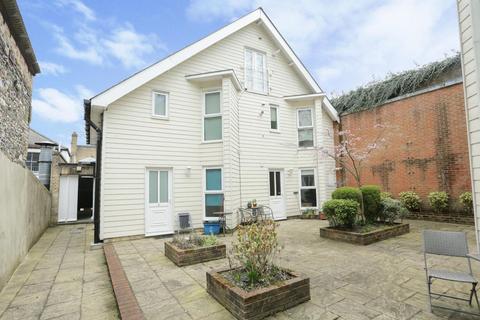 Flat 7, 27 - 31 High Street, Dover, CT16 1FB