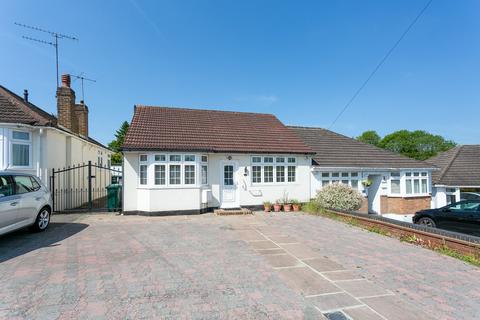 4 bedroom bungalow to rent, The Courtway, Watford, Hertfordshire, WD19