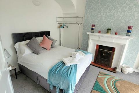 3 bedroom apartment to rent - Hampton Place, Brighton