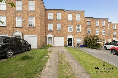 3 Albany Court, Epping, CM16 5ED