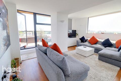 2 bedroom apartment for sale, Shaftesbury Road, London