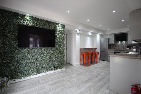 House share to rent - Harvey Gardens,  Loughton, IG10