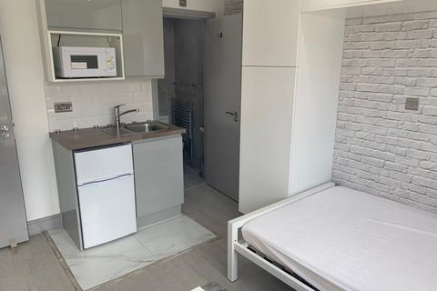 House share to rent - Harvey Gardens,  Loughton, IG10