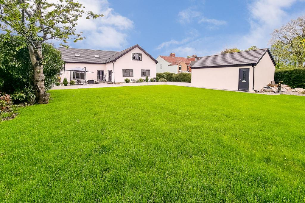 Forest Moor Road, Harrogate, HG5 5 bed detached house £3,500 pcm (£