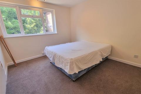 2 bedroom flat to rent, Banister Park