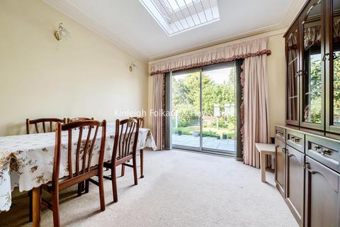 4 bedroom semi-detached house for sale - Lonsdale Drive, Enfield