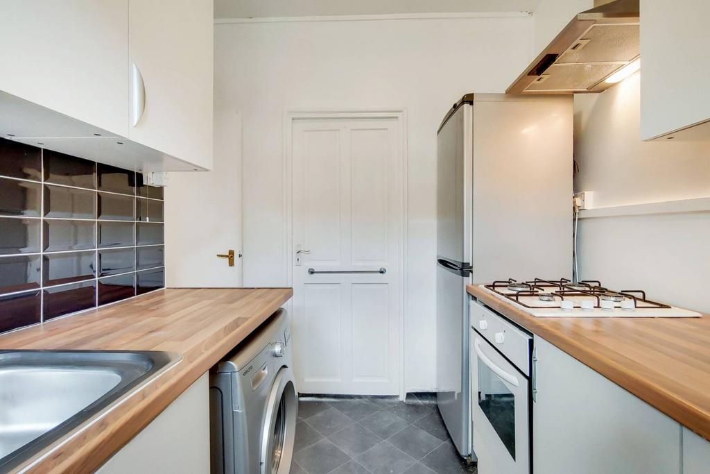 Irby House, SW2, Tulse Hill, London, SW2 3 bed flat for sale £400,000