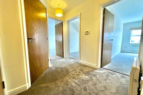 2 bedroom flat to rent, Manor Fold, Horsforth, Leeds, LS18
