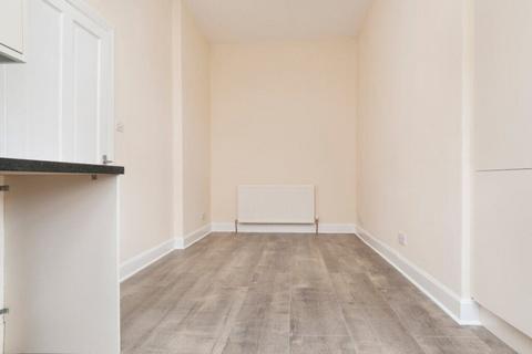 undefined, 0699L Albert Street, Edinburgh, EH7 5LN