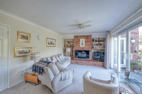 137 Columbia Drive, Lower Wick, Worcester, WR2 4XX