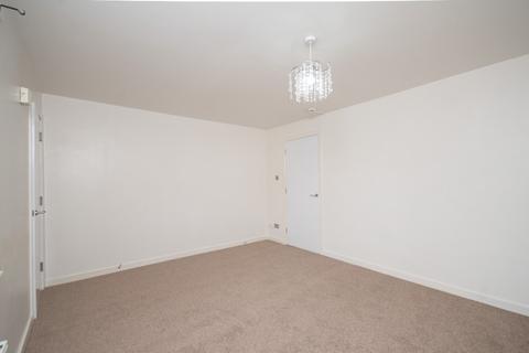 2 bedroom flat to rent, 88A Station Road