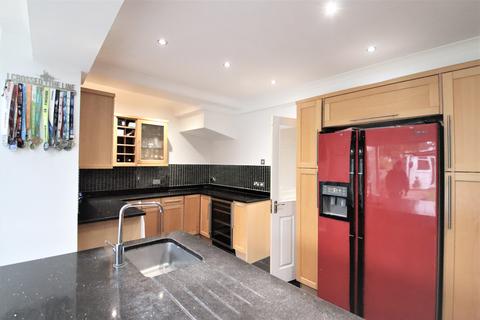 16 Heneage Crescent, New Addington, Croydon, CR0 0NX