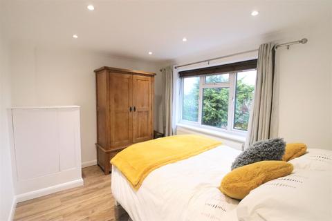 16 Heneage Crescent, New Addington, Croydon, CR0 0NX