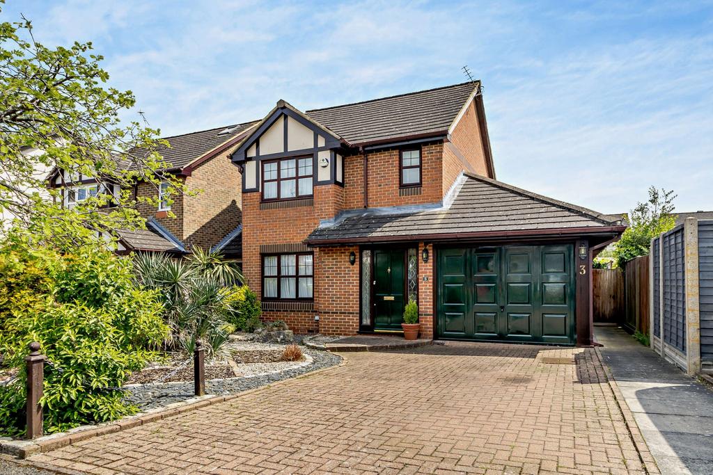 Elliott Avenue, Ruislip, HA4 3 bed detached house for sale £825,000