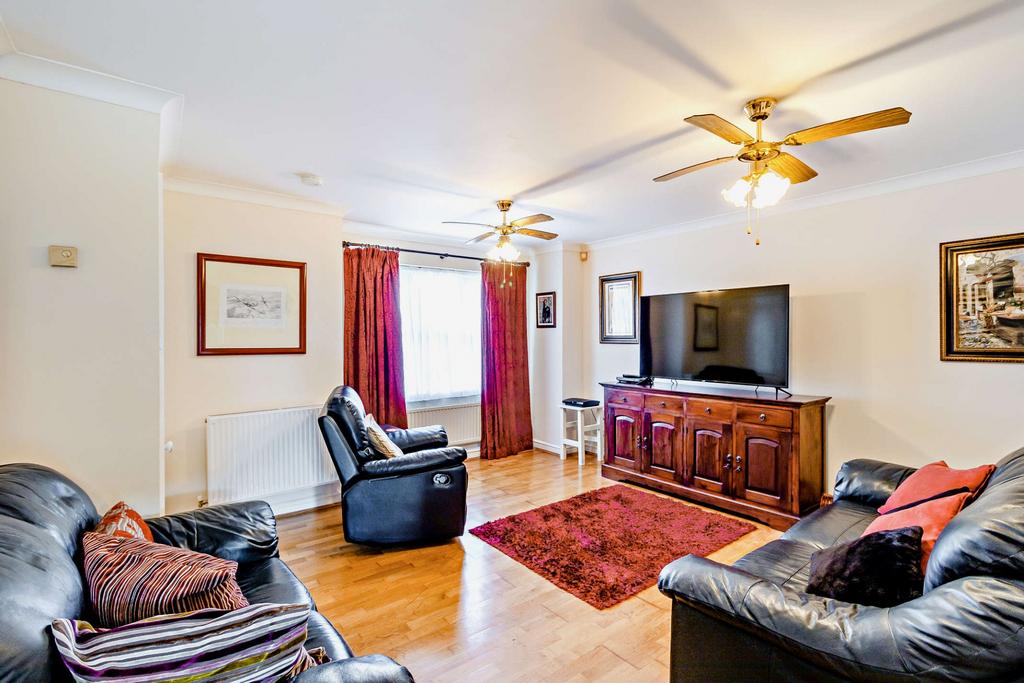 Elliott Avenue, Ruislip, HA4 3 bed detached house for sale £825,000