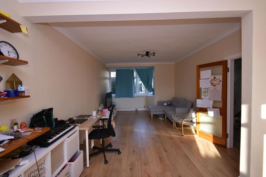 Central Avenue, HA5 3 bed semidetached house £2,500 pcm (£577 pw)