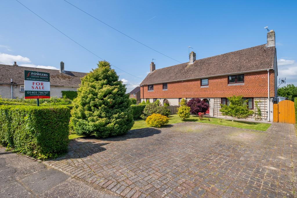 Stane Street Close, Pulborough 3 bed semidetached house £475,000