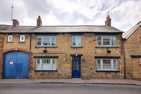 2 bedroom apartment to rent, Station Road, Castle Cary