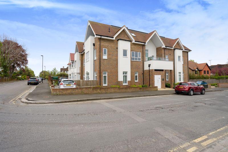 31 Russell Hill, Purley CR8 2 bed apartment £1,750 pcm (£404 pw)