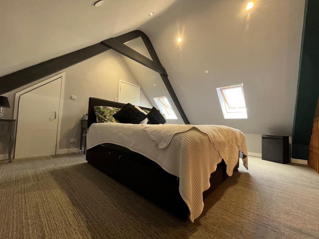 Spacious open plan Mezzanine Bedroom/Potential...