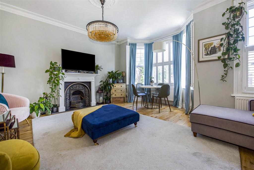 Thornbury Road, Isleworth 3 bed flat for sale £575,000