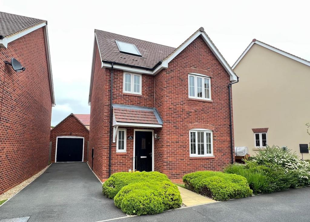 Cannock Crescent, Weavers Mead... 3 bed detached house £315,000
