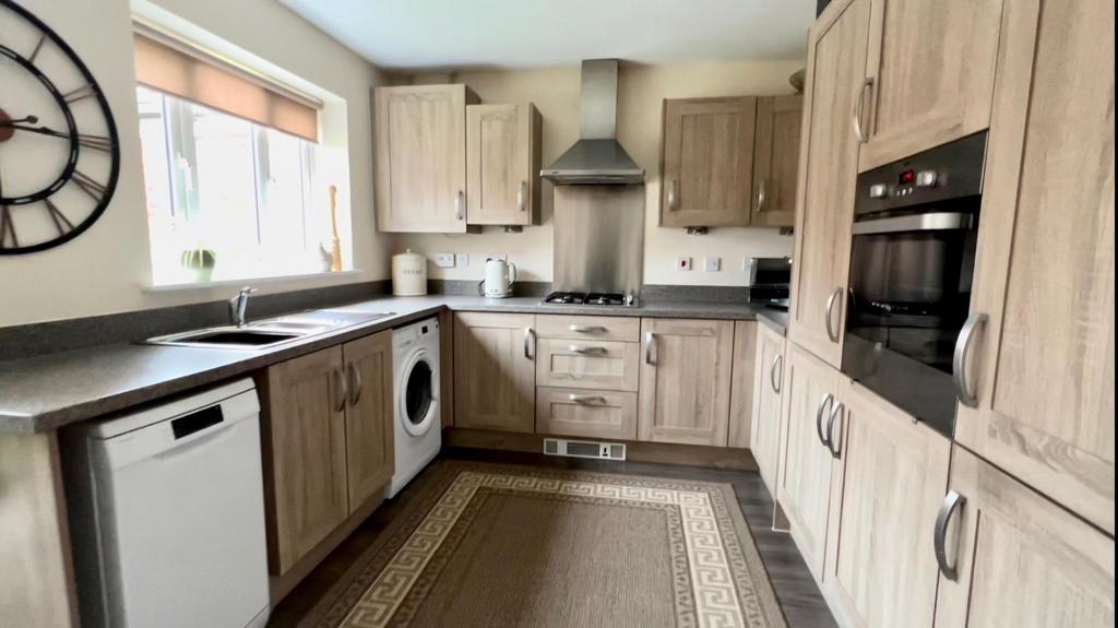 Cannock Crescent, Weavers Mead... 3 bed detached house £315,000