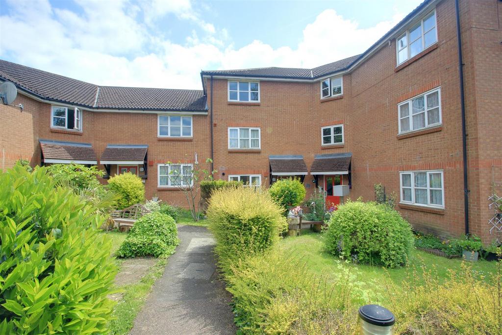 Lock House, Imperial Way Apsley, Hemel Hempstead 3 bed apartment for