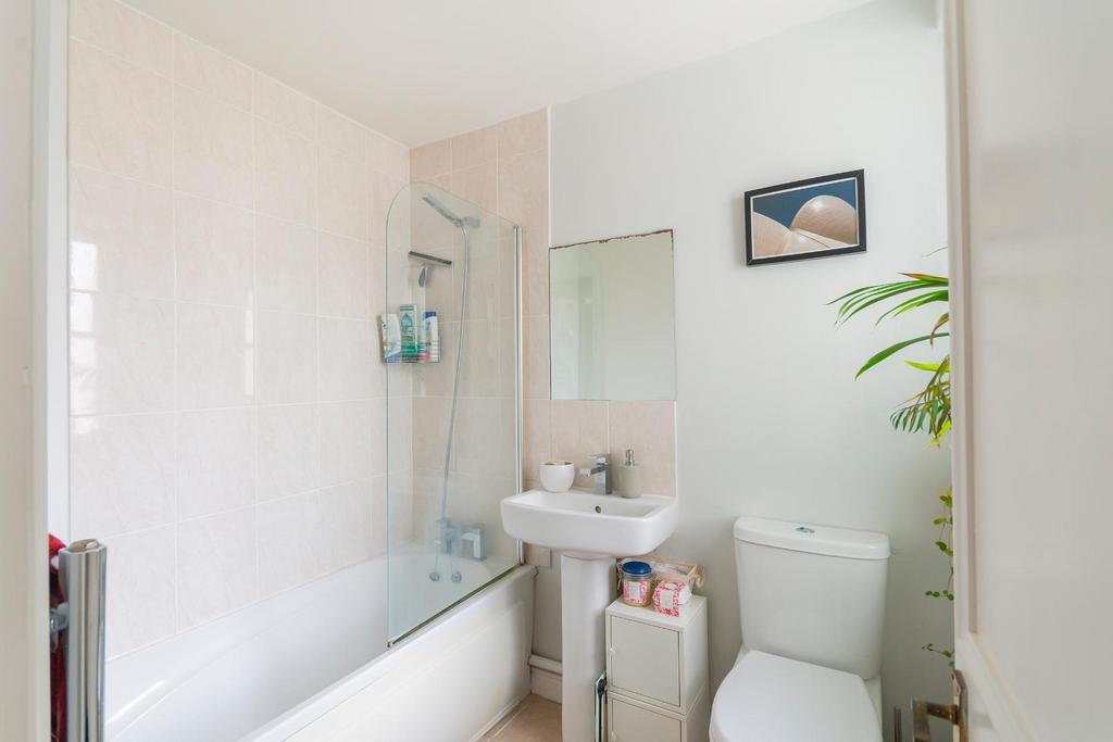 DAORLLEWMORC15 FFF - Bathroom B.jpg