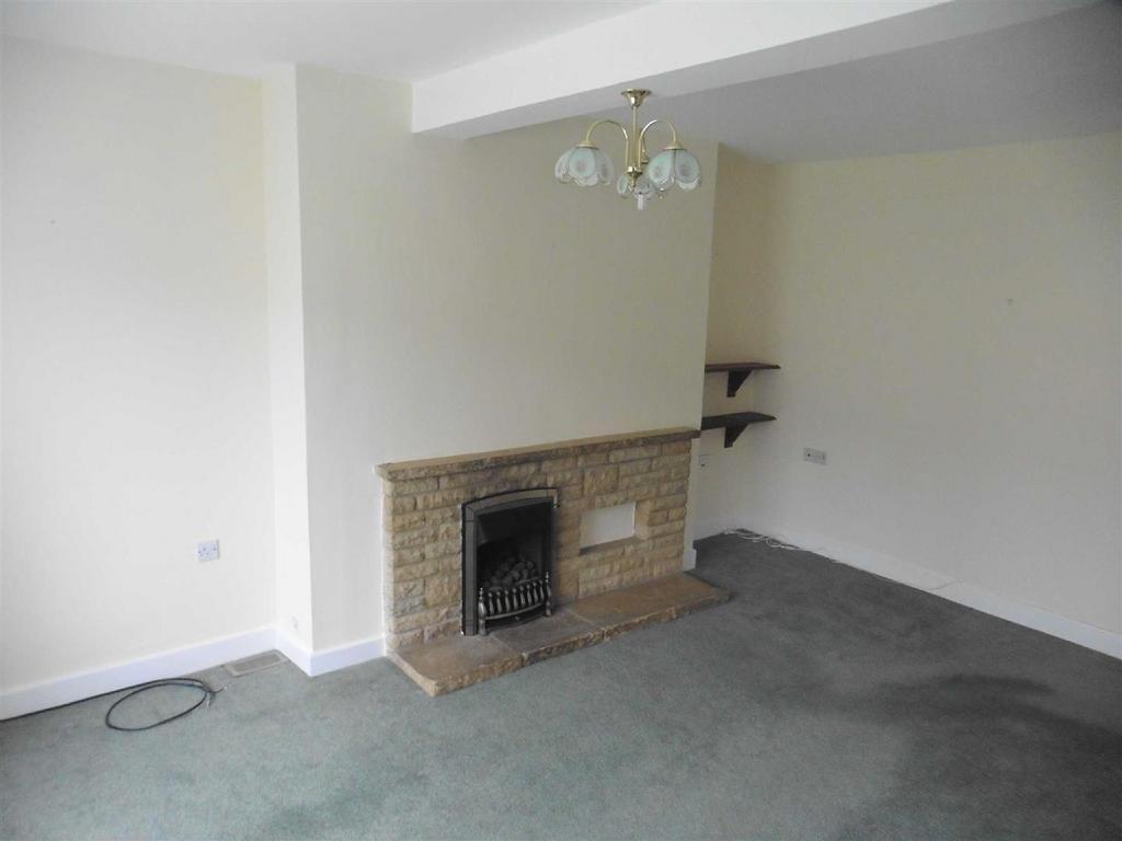 Eastern Avenue, Chippenham 2 bed semidetached bungalow £950 pcm (£
